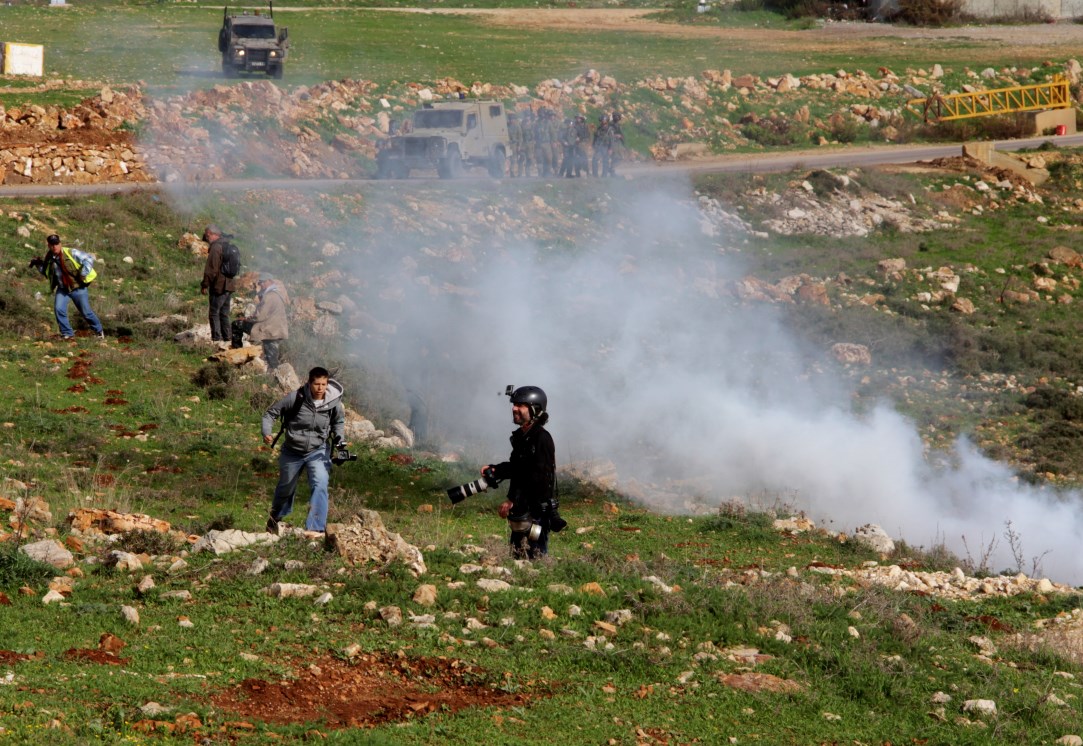 إصابة العشرات بالاختناق في مسيرة النبي صالح الأسبوعية مواجهات النبي صالح