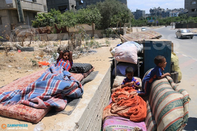 بالصور: في غزة .. أحلام عائلة مُلقاة على قارعة شارع عائلة محتاجة في غزة