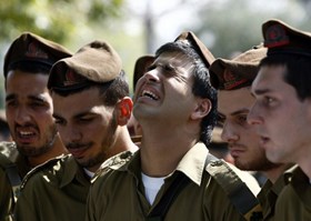 جنود إسرائيليون يبكون زملائهم