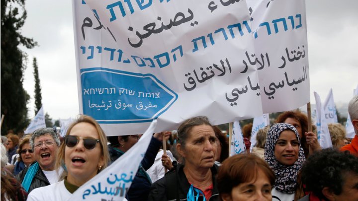 آلاف الإسرائيليّات يتظاهرن طلبًا للسلام