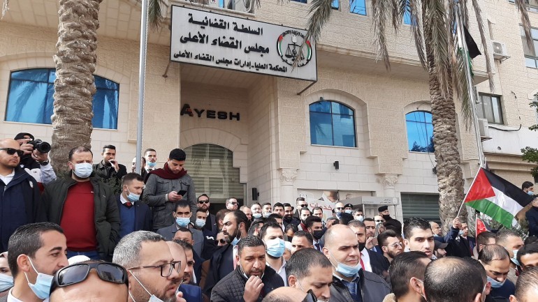 مسيرة للمحامين وسط رام الله وتعليق للعمل بالمحاكم