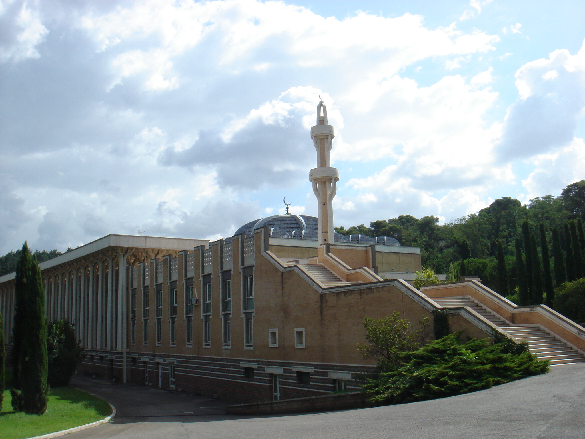 محكمة إيطالية تلغي قانونًا يشدد إجراءات بناء المساجد