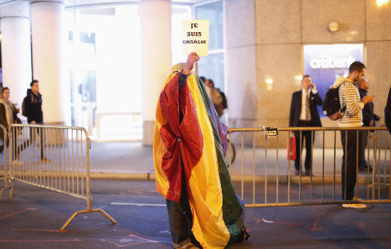 القاء زجاجة حارقة على مقر صحيفة المانية نشرت رسوماً مسيئة للرسول زجاجة حارقة