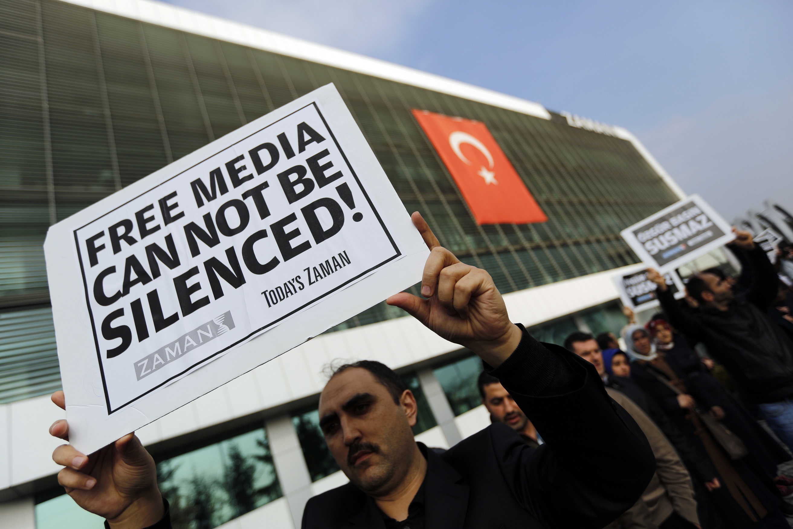 الاتحاد الأوروبي يدعو تركيا لاحترام حرية وسائل الإعلام