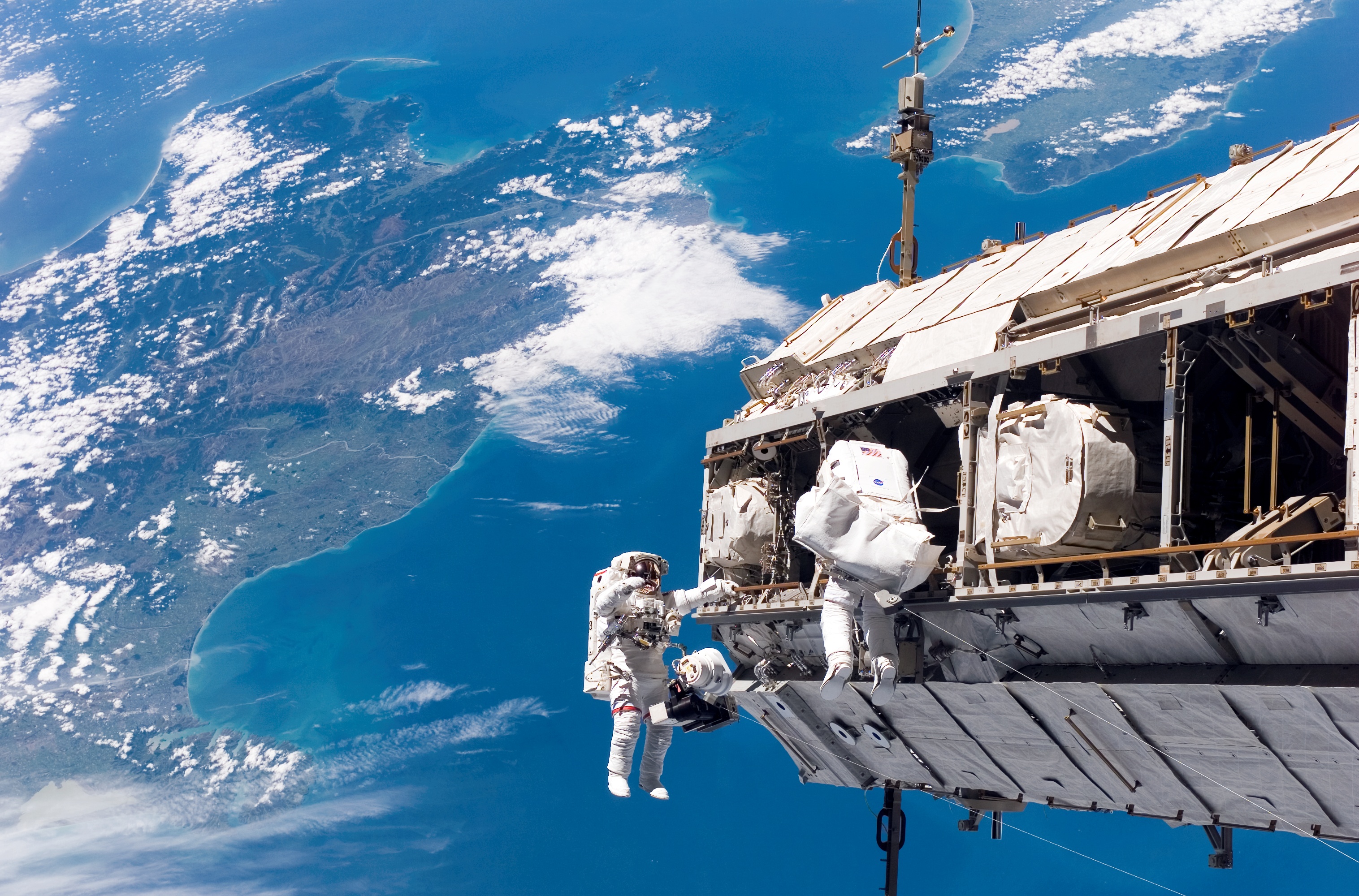 عودة طاقم محطة الفضاء الدولية للأرض بعد مهمة طويلة