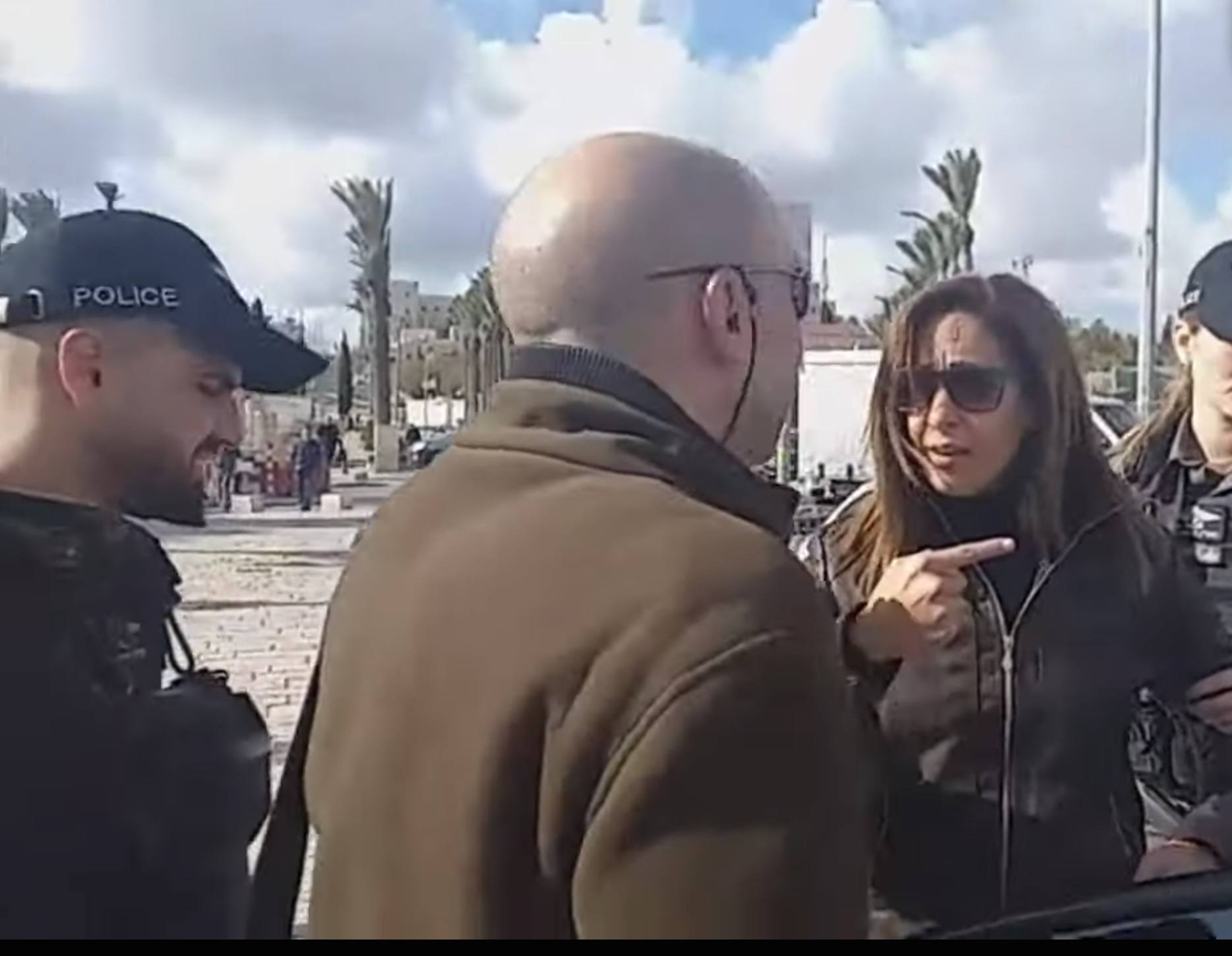الاحتلال يعتقل طاقم تلفزيون فلسطين في القدس وتستولي على معدات البث