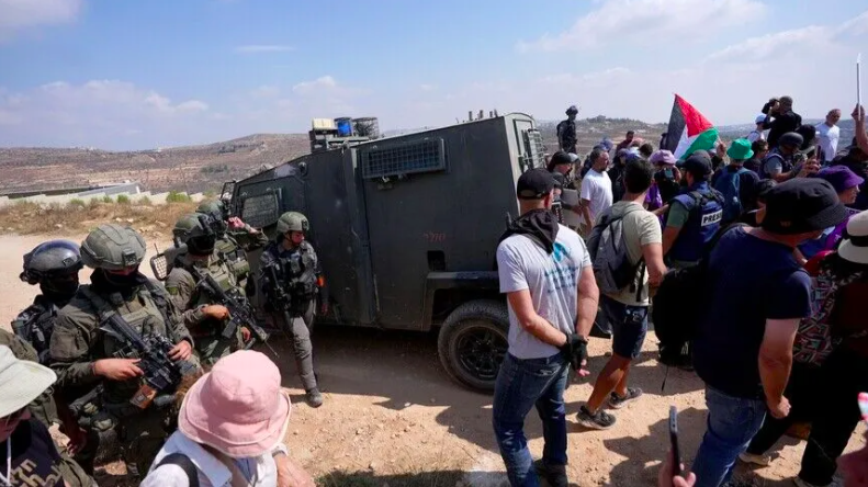 الضفة.. مستوطنون يعاودون اقتحام "قصرة" رغم تواجد الجيش الإسرائيلي