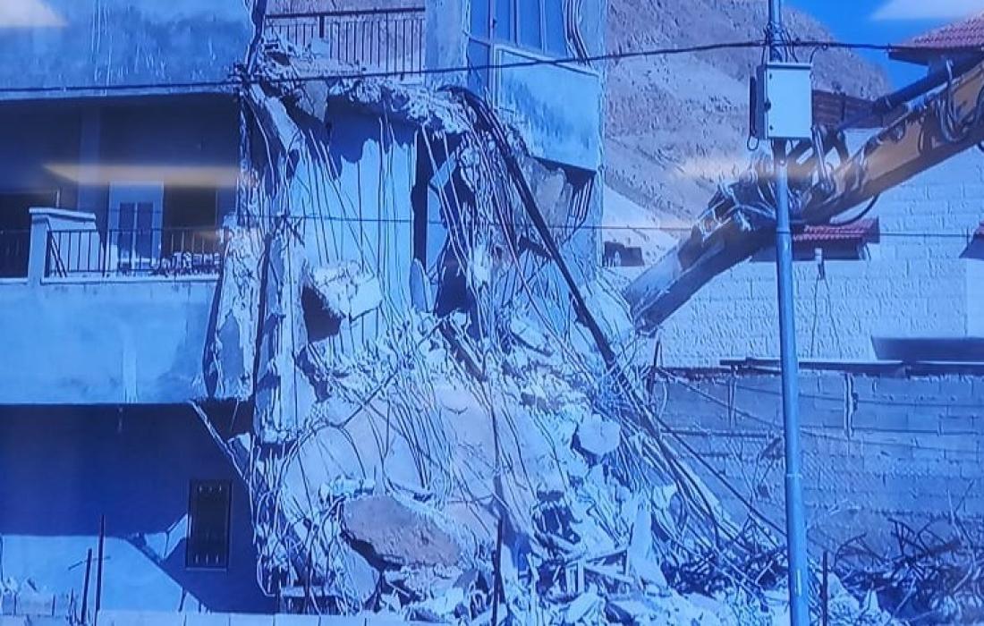 الاحتلال يهدم منزلين في قرية الديوك والولجة