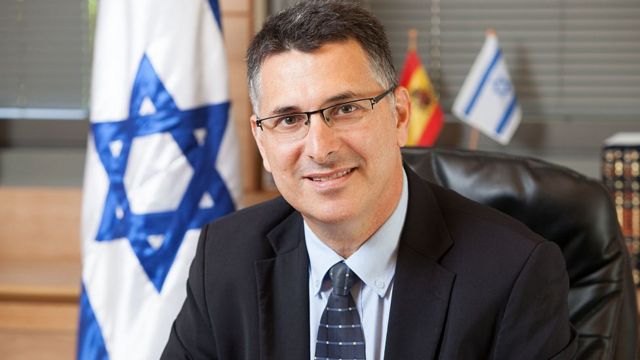 وزير إسرائيلي يقر بالتعاون الأمني مع السلطة في الضفة