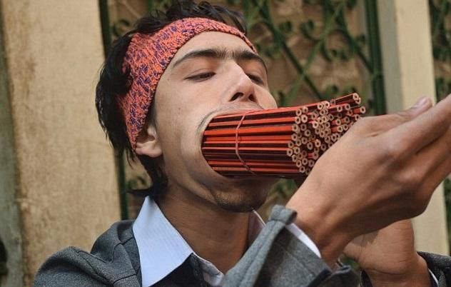 فيديو: مراهق يضع 138 قلم رصاص في فمه!