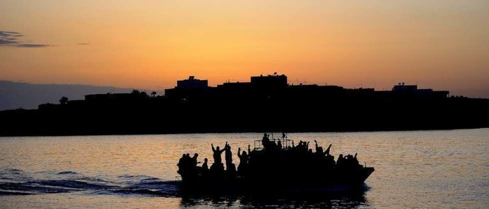 إنقاذ سفينة مهاجرين ( فلسطينيين وسوريين ) أمام السواحل القبرصية قوارب