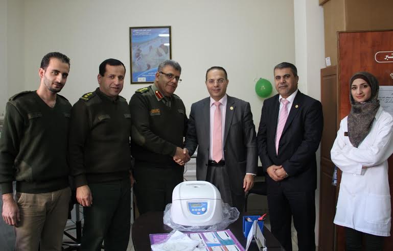 بنك القدس يتبرع بجهاز Centrifuge لمختبر الخدمات الطبية العسكرية برام الله
