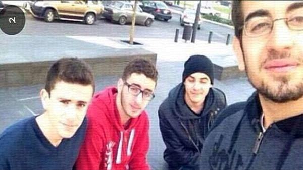 السيارة الذهبية اللون ظهرت في خلفية الصورة