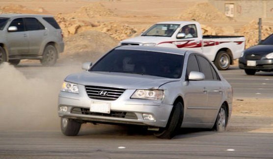 صورة أرشيفية نزل لإسعاف مصاب ...فسرق سيارته!!
