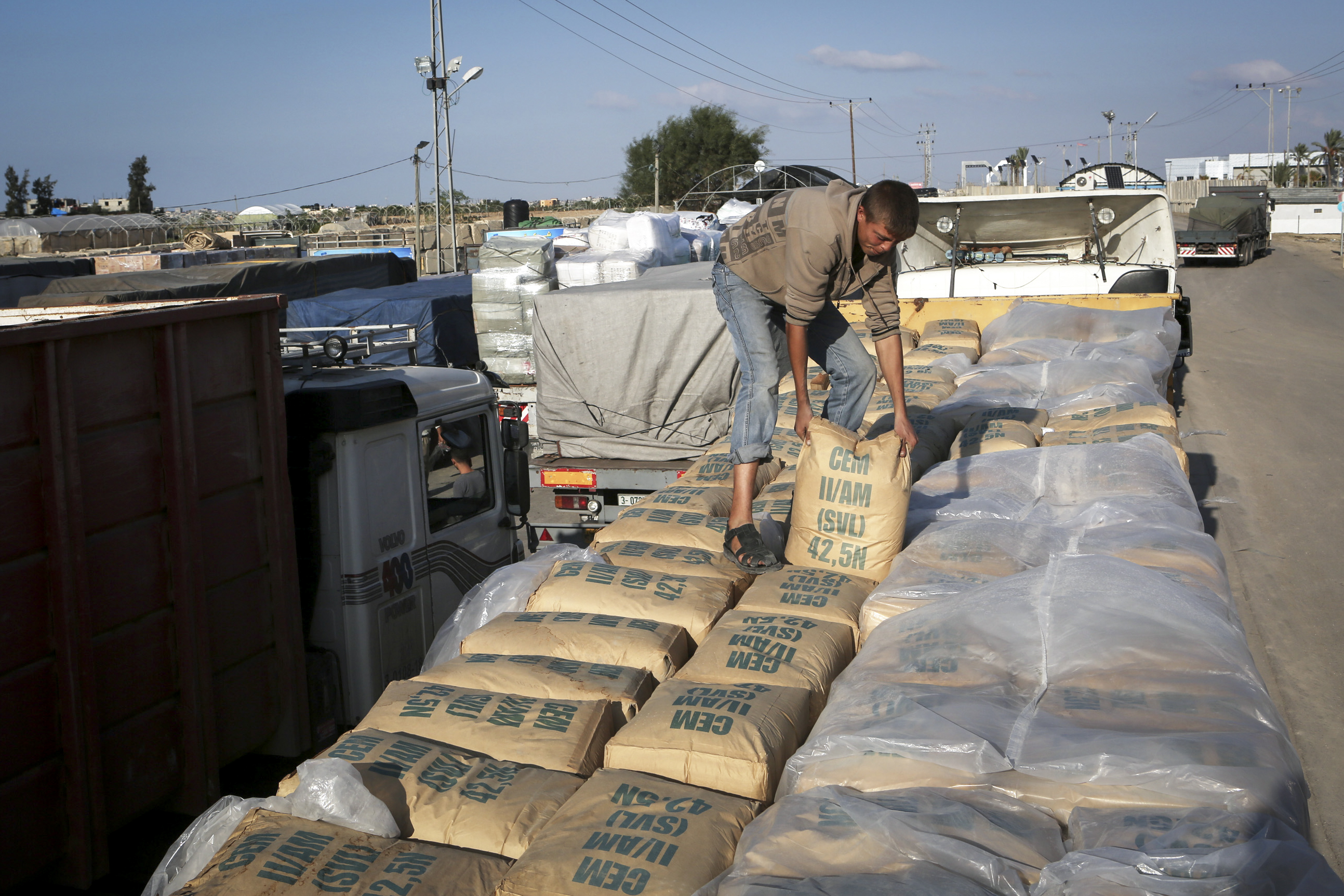 غزة: ضبط 7 تجار إسمنت تلاعبوا بالتسعيرة