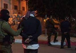 الاحتلال يعتقل 5 شبان من رام الله على حاجز "قلنديا"