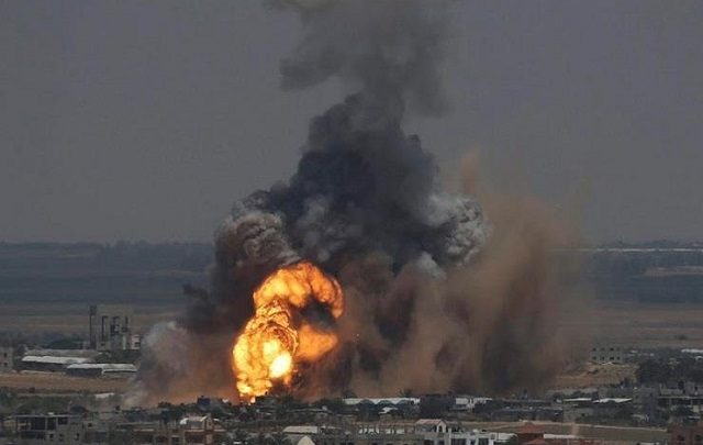 طائرات وآليات الاحتلال تقصف عدة مواقع شرق رفح وشمال بيت لاهيا
