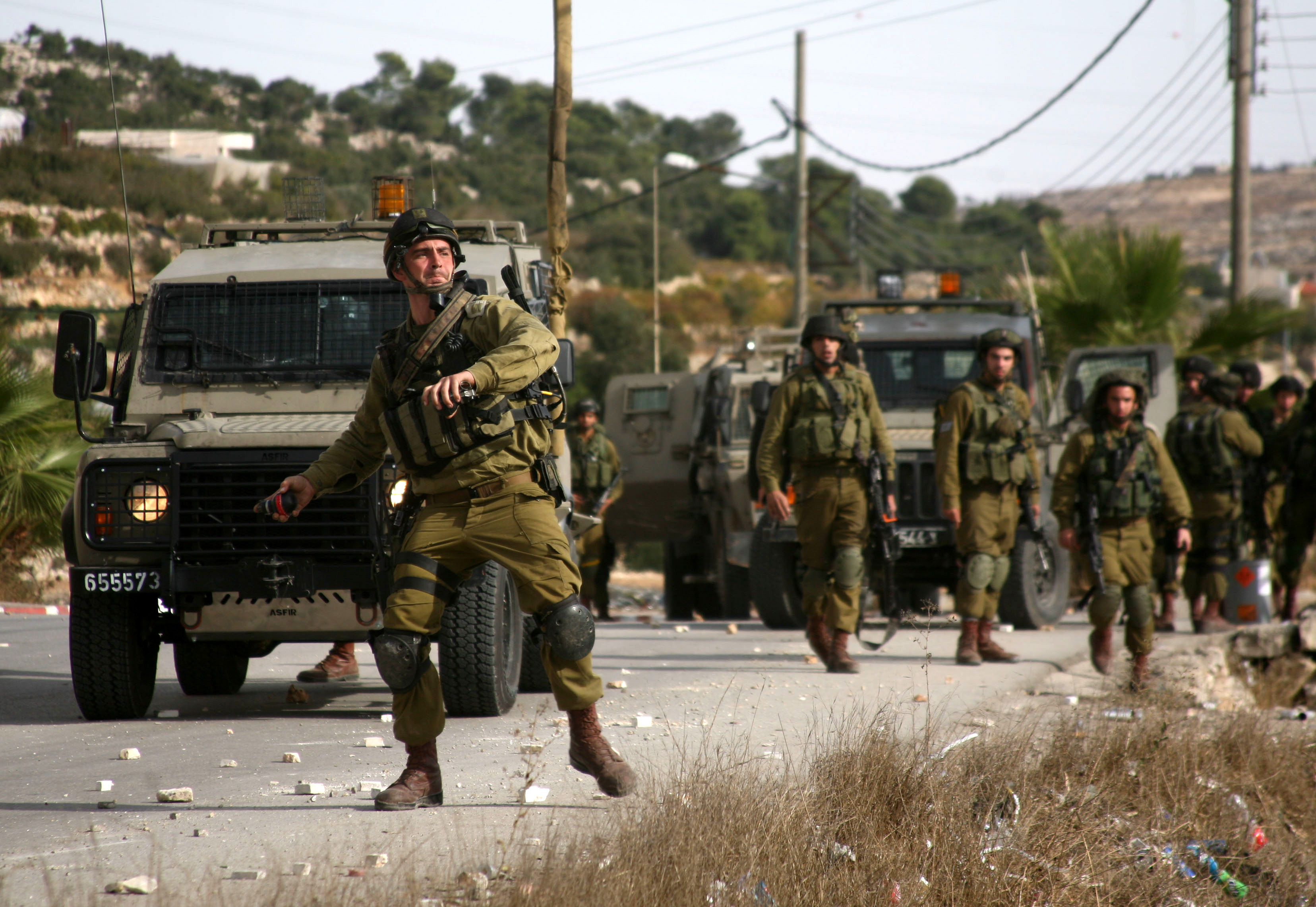 جنود الاحتلال يكسرون قدم عامل قرب بيت لحم