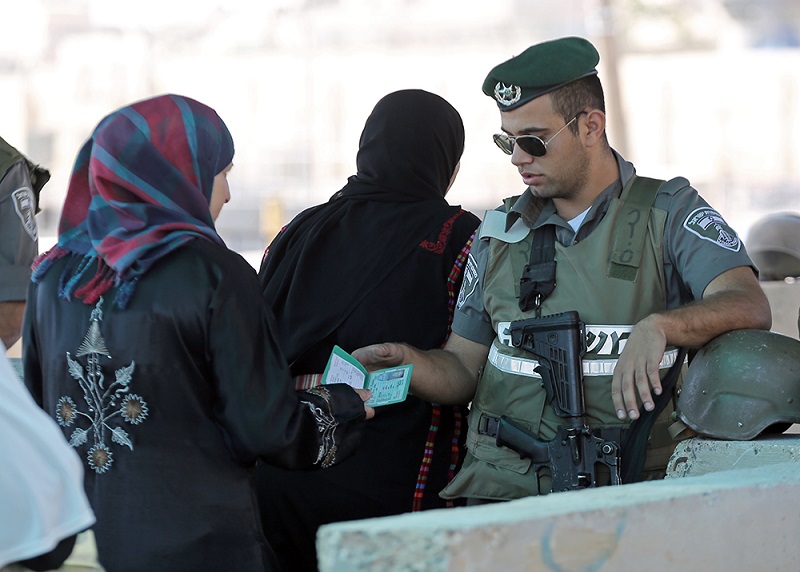 الاحتلال يعتقل 3 نساء ويحتجز بطاقة حارس في الأقصى صورة توضيحية