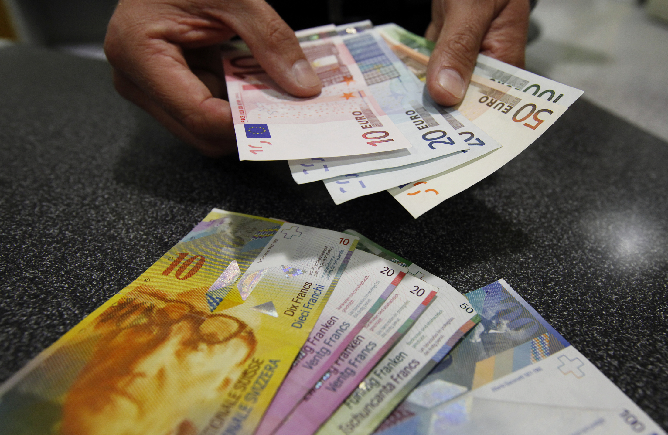 ماذا يعني أن تعثر على مال وأنت في سويسرا؟!
