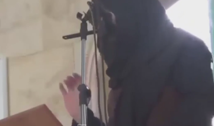 بالفيديو: صاروخ يغتال قياديا من "النصرة" على منبر مسجد امام مسجد