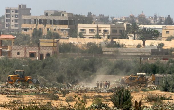 بلدية الاحتلال في القدس تهدم جزءا من منزل لعائلة الشريف هدم منازل
