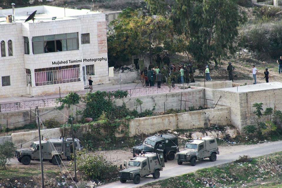 الاحتلال يفرض حظر التجول ويقتحم المنازل في دير نظام صورة الاقتحام