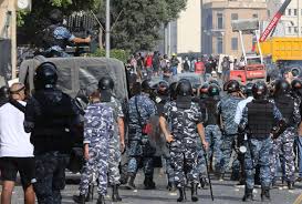 اشتباكات بين المحتجين وقوى الأمن في محيط البرلمان اللبناني