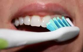 التكاسل عن غسل الأسنان.. دراسة تكشف "عواقب وخيمة"