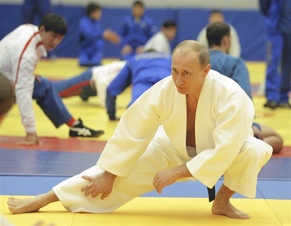 فيديو: لاعبة جودو روسية تطرح بوتين أرضًا 