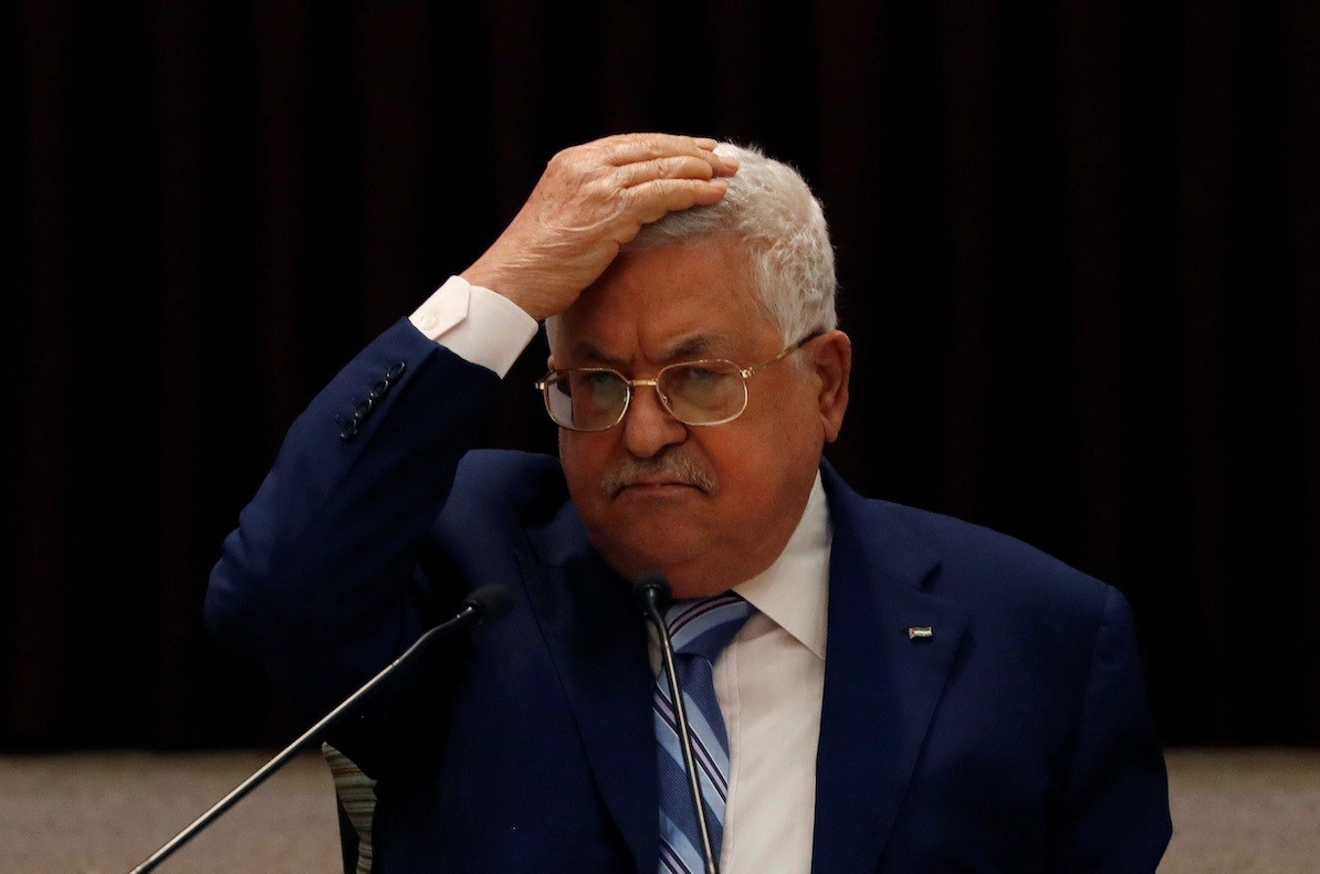 الرئيس عباس يُدين عملية تل أبيب