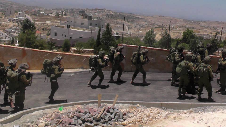 الاحتلال يقتحم محال تجارية ويحتجز هويات مواطنين في كفيرت الاحتلال