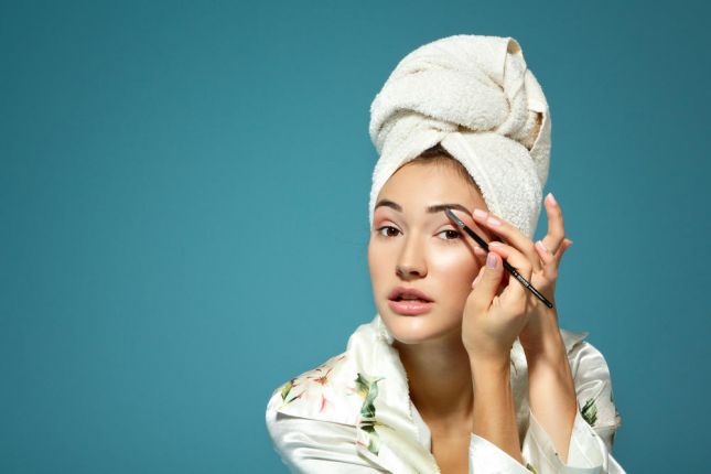 "تاتو الحواجب".. هل هو تجميل أم خطر محدق بالفتيات؟