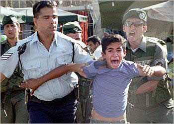 الاحتلال يعتقل مواطناً من إذنا ويحتجز طفلا في الخليل