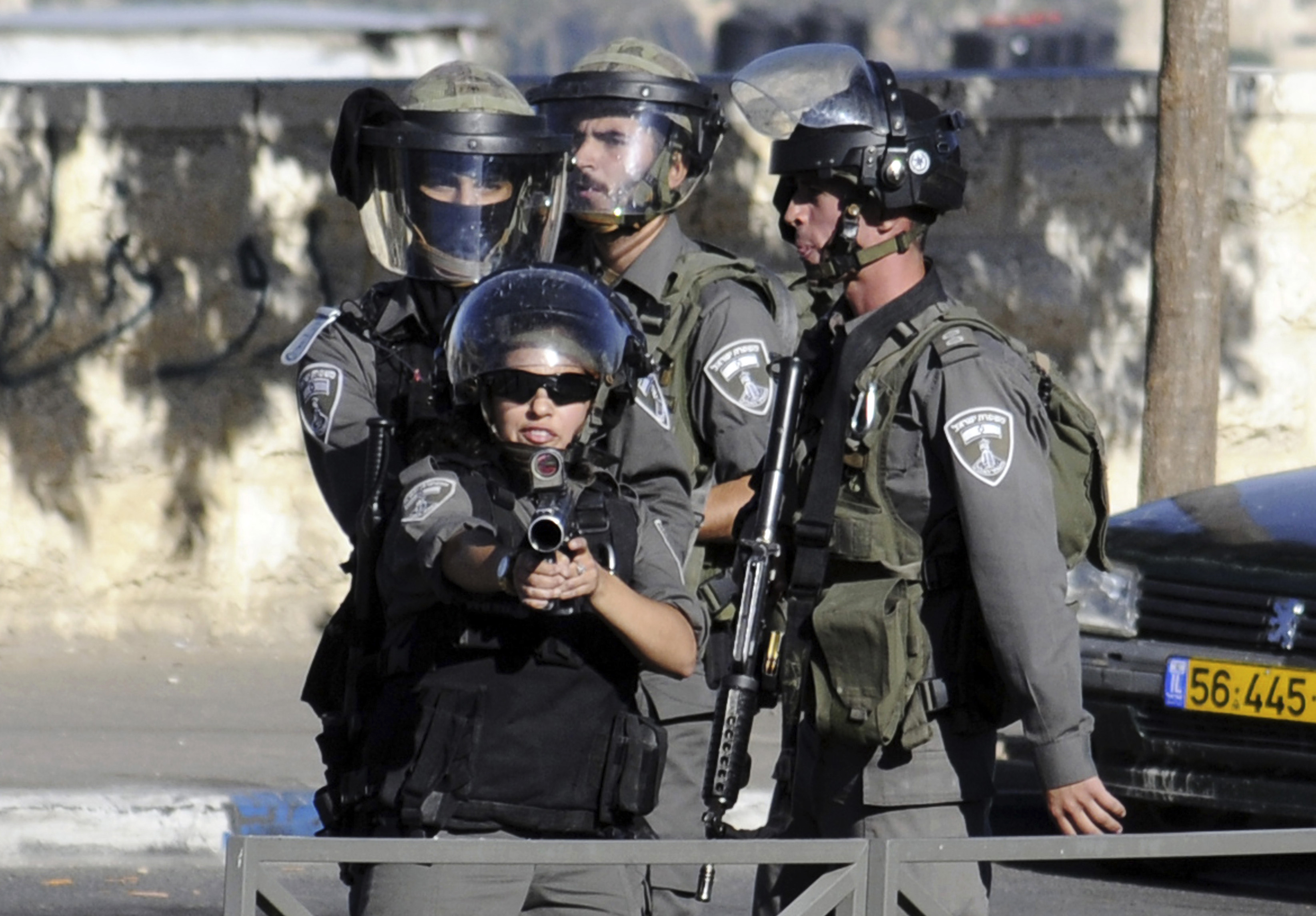 إصابة إسرائيلي برصاص الشرطة بعد الاشتباه به