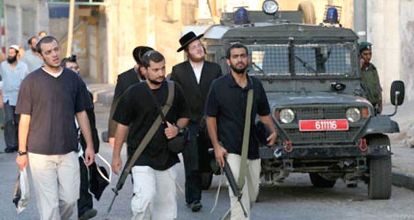 مستوطنون يعتدون على فلسطينيين بالقدس مستوطنون