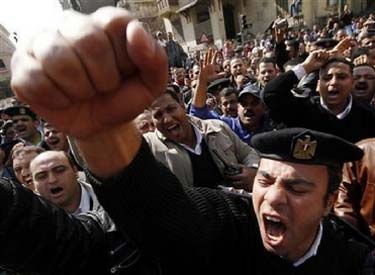 عناصر شرطة مصرية بالغردقة يحتجون على سوء أوضاعهم المعيشية