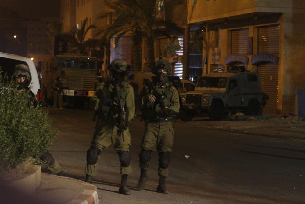 اشتباكات مسلحة واعتقال 8 مواطنين باقتحام الاحتلال لنابلس