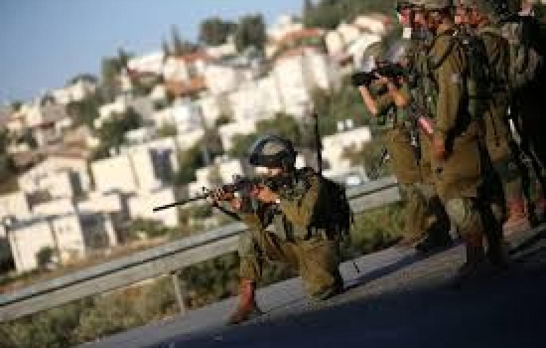 إصابة شاب واعتقال آخر باقتحام الاحتلال مخيم الجلزون