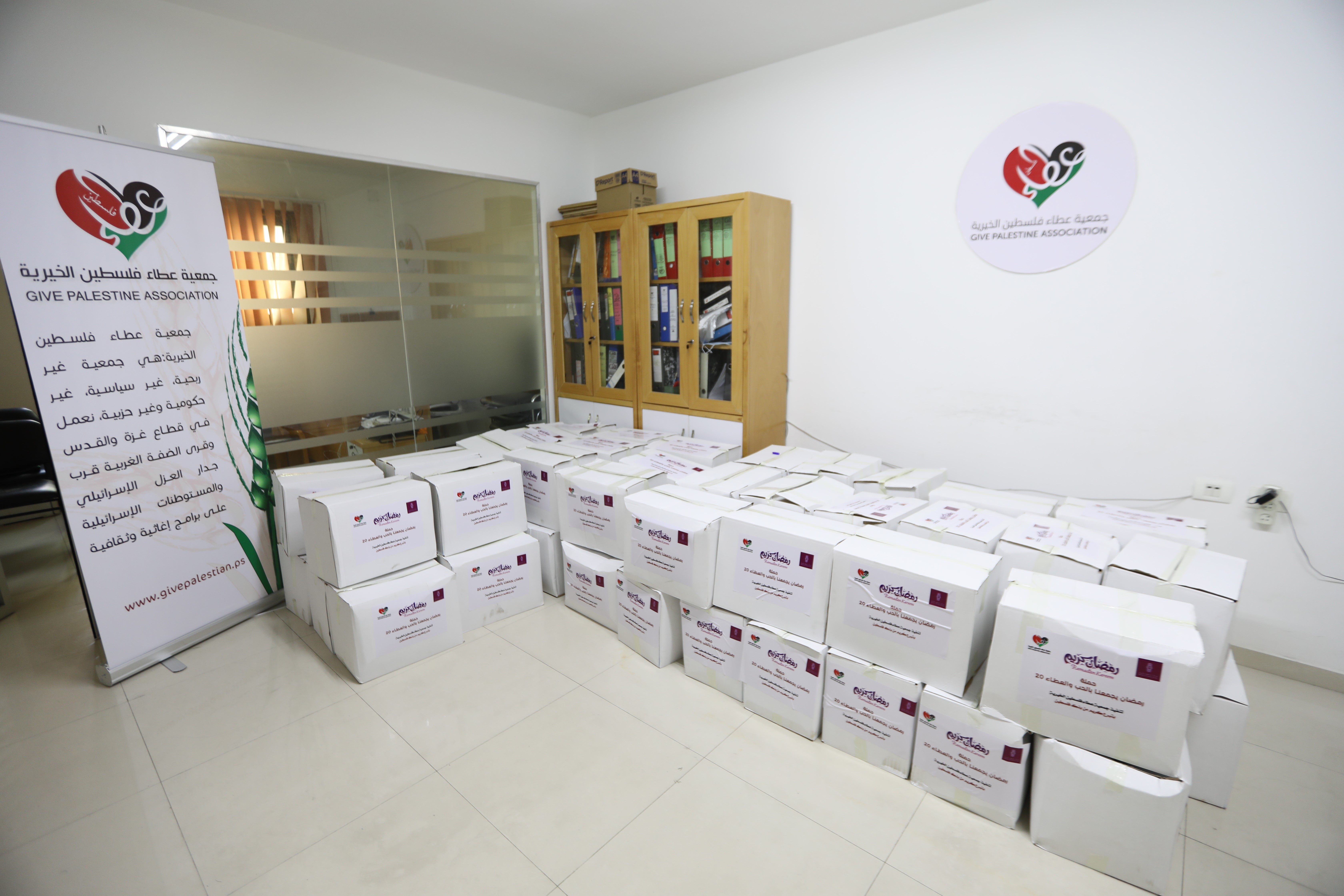بنك فلسطين يوزع طروداً غذائية على العائلات المتعففة خلال الشهر الفضيل