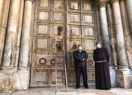 كنيسة القيامة تغلق أبوابها لأول مرة منذ 100 عامٍ بسبب كورونا