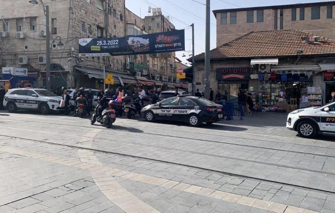محدث بالفيديو والصور شاهد: إصابة شابين بذريعة محاولة تنفيذ عملية طعن في سوق "محني يهودا" غرب القدس