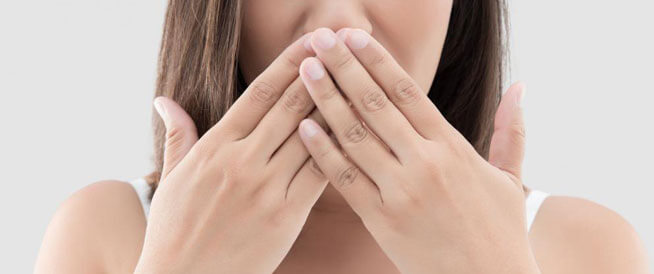 رائحة الفم الكريهة.. مؤشر للإصابة بهذا المرض المعوي
