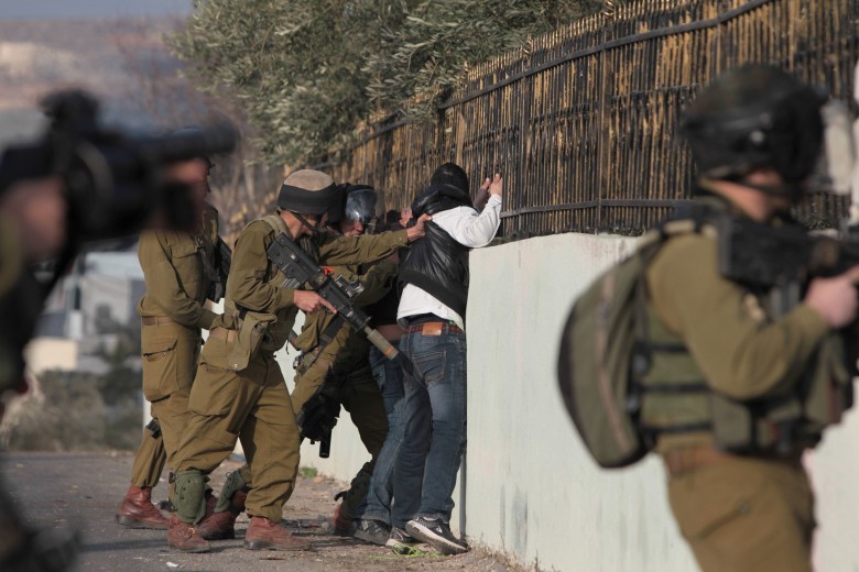 قوات الاحتلال تعتقل عاملين في القدس