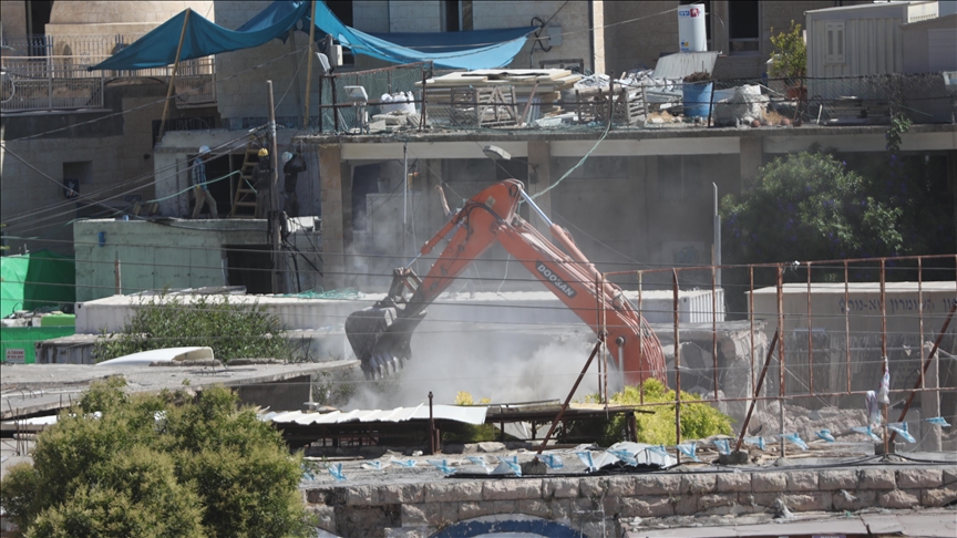 آليات الاحتلال تهدم سوقا فلسطينيا قديما في الخليل