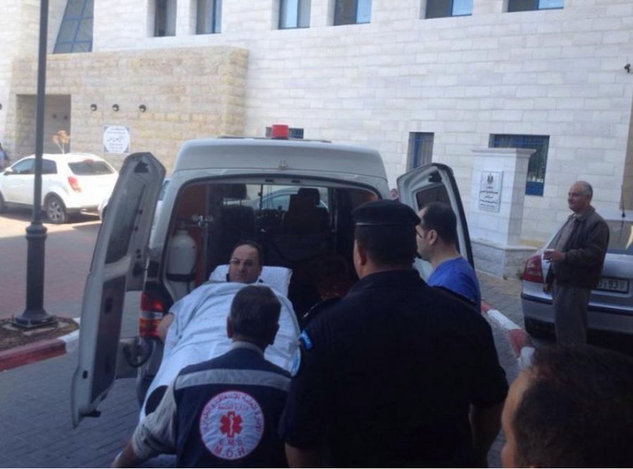 نقل زكارنة لمجمع فلسطين الطبي إثر وعكة ألمت به في سجن بيتونيا نقل زكارنة لمجمع فلسطين الطبي