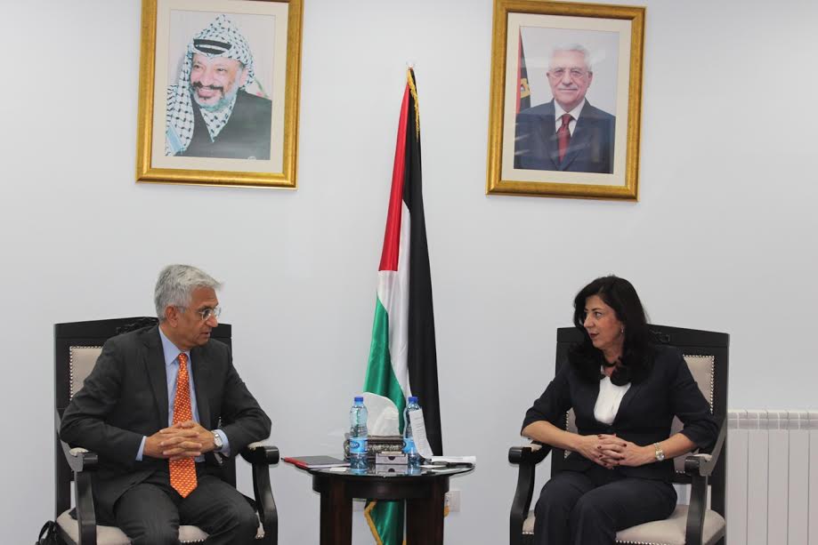 "عودة" تبحث مع وفد من البنك الدولي مجالات التعاون