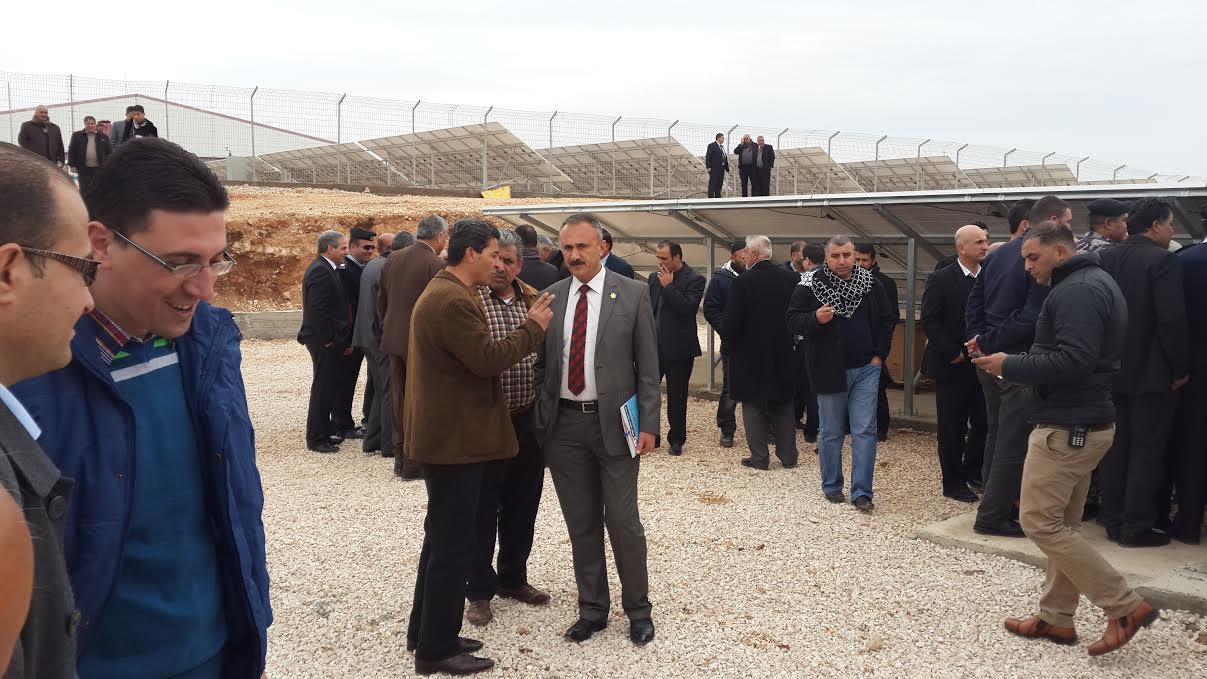 بنك القدس يشارك في المساهمة في دعم مشروع الخلايا الشمسية لإنتاج الكهرباء في طوباس