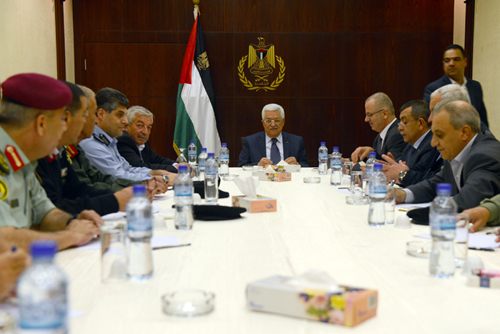 الرئيس أثناء اجتماع قادة الأجهزة الأمنية. عدسة وفا