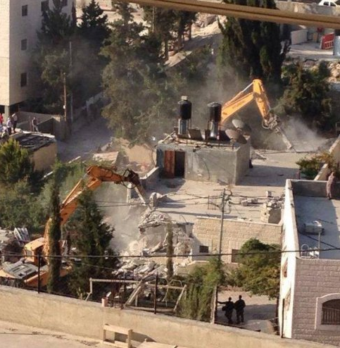الاحتلال يهدم مبنى من شقتين في القدس